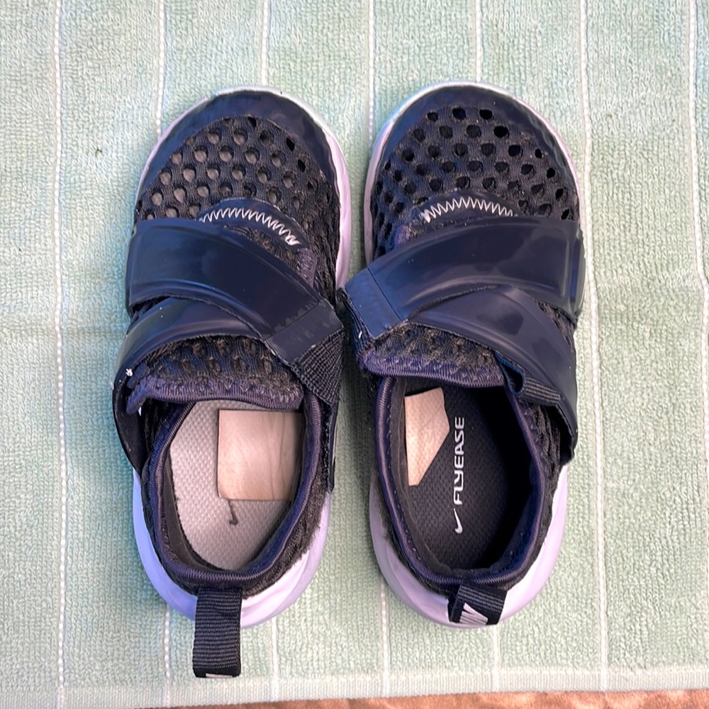 Nike low toddler running shoes size 9